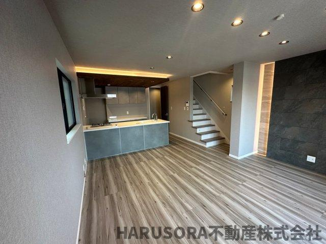 枚方市出口５丁目　３階建の居間・リビング