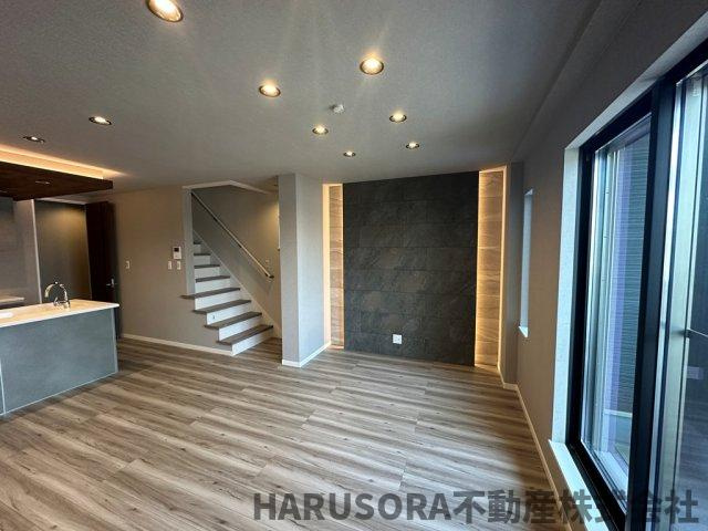 枚方市出口５丁目　３階建の居間・リビング