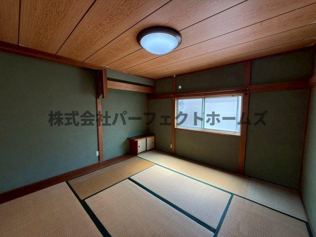 高野道1丁目戸建　賃貸の和室|畳の上でゆっくりとくつろげる和室です