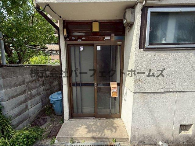 萱島東2丁目平屋　賃貸の玄関|収納もある玄関です