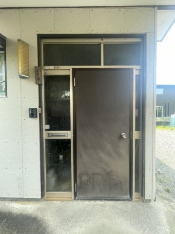 竹原町戸建の玄関