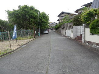 【前面道路含む現地写真】 | 川西市緑台4丁目6の121　建築条件無土地