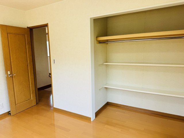 八王子市　城山手　中古戸建ての洋室|～2階16.5帖の洋室　ベッドなど大型家具のレイアウトもしやすい広さです～