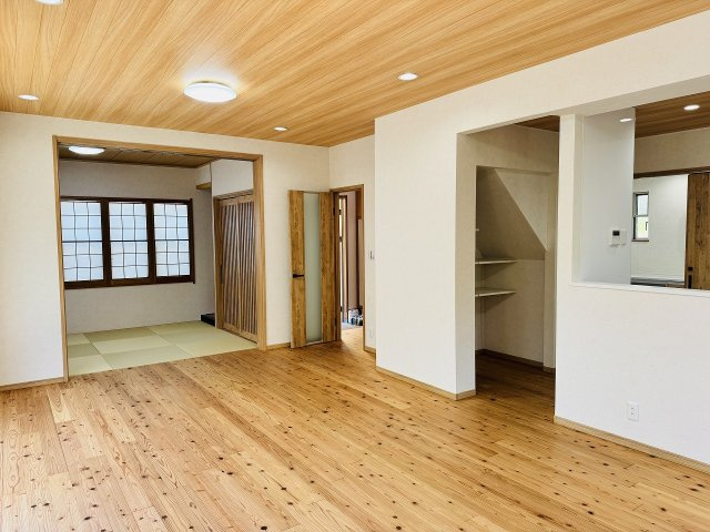 八王子市　城山手　中古戸建ての居間・リビング|～19.9帖の広々としたLDKで、家族団欒の時間をお過ごしいただけます～
