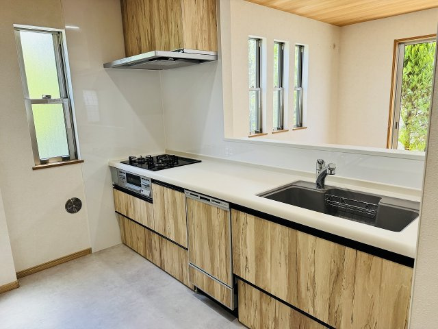 八王子市　城山手　中古戸建てのキッチン|～３口コンロと広い調理台でお料理が捗ります～