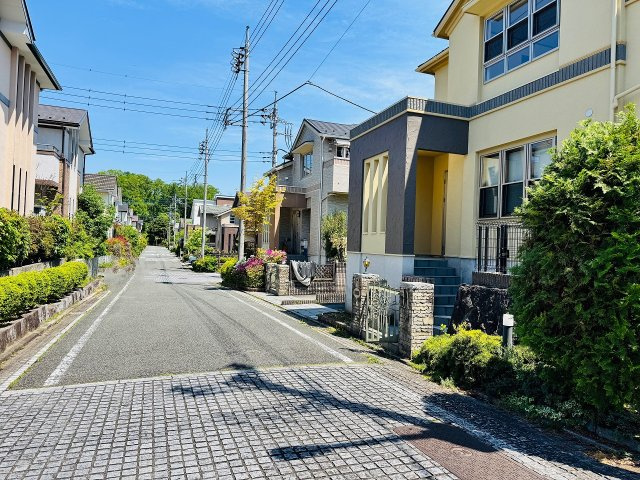 八王子市　城山手　中古戸建ての前面道路含む現地写真|～西側道路に面しています～