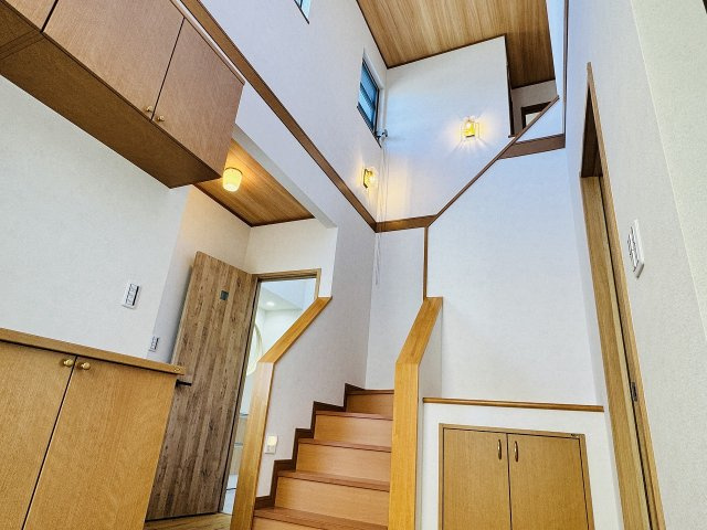八王子市　城山手　中古戸建ての玄関|～吹抜けがある広い玄関～