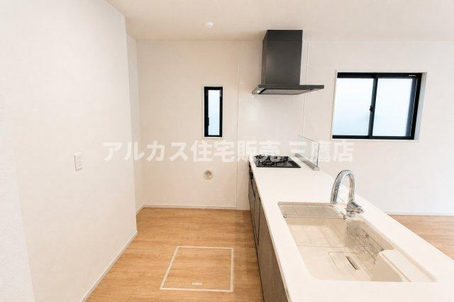 中央線 武蔵小金井駅 徒歩23分 新築戸建 小金井市貫井南町1丁目のキッチン|シンクとコンロを一直線に配置したキッチン。小窓付きで、手元もすっきり整います。