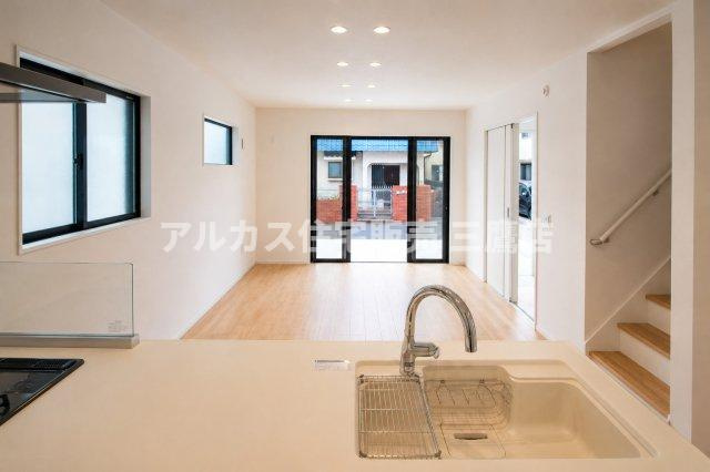 中央線 武蔵小金井駅 徒歩23分 新築戸建 小金井市貫井南町1丁目のキッチン|大きな開口部へ視線が抜けるキッチン。家族の気配を感じながら家事ができます。