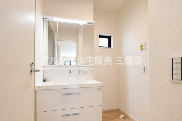 中央線 武蔵小金井駅 徒歩23分 新築戸建 小金井市貫井南町1丁目の独立洗面台|三面鏡付き洗面化粧台と小窓を備えた洗面室。身支度や換気にも便利です。