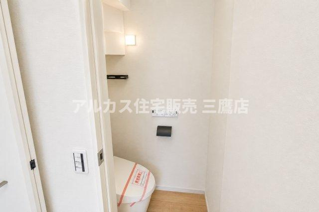 中央線 武蔵小金井駅 徒歩23分 新築戸建 小金井市貫井南町1丁目のトイレ|壁面リモコンと収納棚を備えたトイレ。すっきりとした空間で日々の使いやすさにも配慮されています。