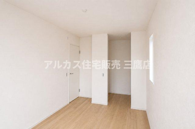 中央線 武蔵小金井駅 徒歩23分 新築戸建 小金井市貫井南町1丁目の洋室|白を基調に木目床を合わせた洋室。壁面を広く使いやすく、家具の配置も考えやすい空間です。