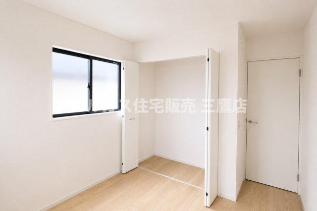 中央線 武蔵小金井駅 徒歩23分 新築戸建 小金井市貫井南町1丁目の洋室|大型クローゼットを備えた洋室。衣類や季節物をまとめて収納し、居室をすっきり保てます。