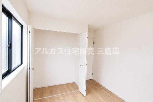 中央線 武蔵小金井駅 徒歩23分 新築戸建 小金井市貫井南町1丁目の洋室|折れ戸付きクローゼットと窓を備えた洋室。収納と生活スペースを分けやすい設計です。
