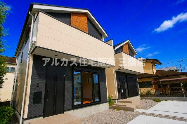 中央線 武蔵小金井駅 徒歩23分 新築戸建 小金井市貫井南町1丁目のその他|木目調アクセントとモノトーンの配色が映える、切妻屋根のスタイリッシュな外観です。
