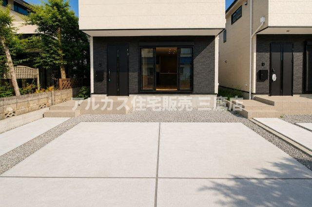 中央線 武蔵小金井駅 徒歩23分 新築戸建 小金井市貫井南町1丁目の駐車場|玄関前にコンクリート舗装の駐車スペースを確保。日々の乗り降りにも便利です。