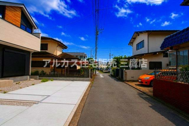 中央線 武蔵小金井駅 徒歩23分 新築戸建 小金井市貫井南町1丁目の前面道路含む現地写真|舗装された前面道路の様子。建物との位置関係や周辺の街並みも確認できます。