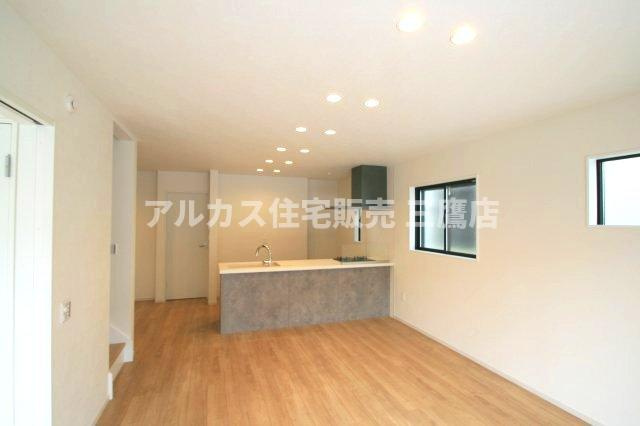 中央線 武蔵小金井駅 徒歩23分 新築戸建 小金井市貫井南町1丁目の居間・リビング|木目調の床とグレーの対面キッチンが調和した、落ち着きと清潔感のあるLDKです。