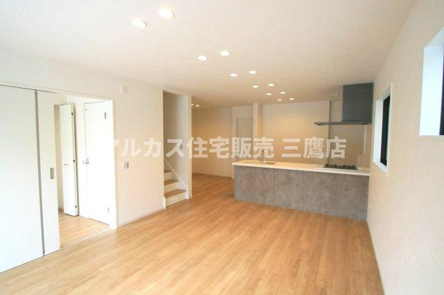 中央線 武蔵小金井駅 徒歩23分 新築戸建 小金井市貫井南町1丁目の居間・リビング|引き戸で隣室とつながるLDK。開閉によって、暮らしに合わせた空間づくりができます。