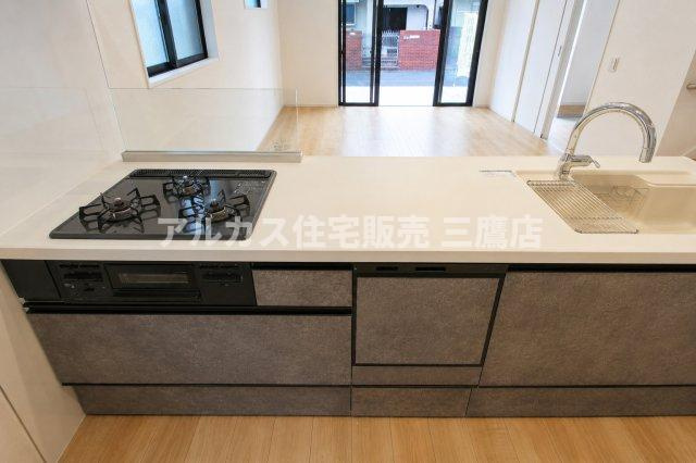 中央線 武蔵小金井駅 徒歩23分 新築戸建 小金井市貫井南町1丁目のキッチン|3口コンロとワイドな作業スペースを備えたキッチン。調理や盛り付けもスムーズです。