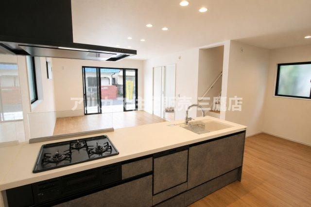 中央線 武蔵小金井駅 徒歩23分 新築戸建 小金井市貫井南町1丁目のキッチン| LDKを見渡せる対面キッチン。3口コンロとワイドな作業面で、調理も快適です。