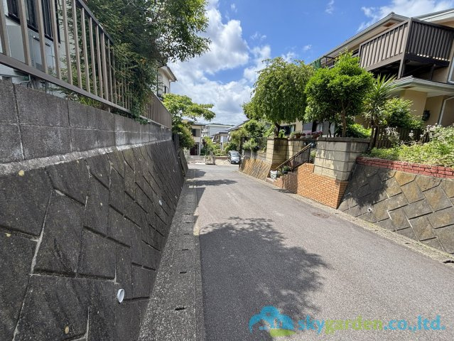 平塚市万田2丁目　中古戸建の前面道路含む現地写真