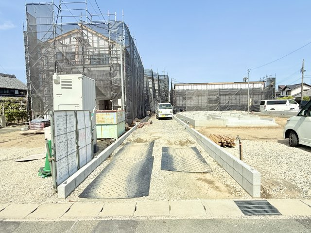 寺脇町 5期 2号棟の駐車場|駐車場は縦列2台以上可能です。