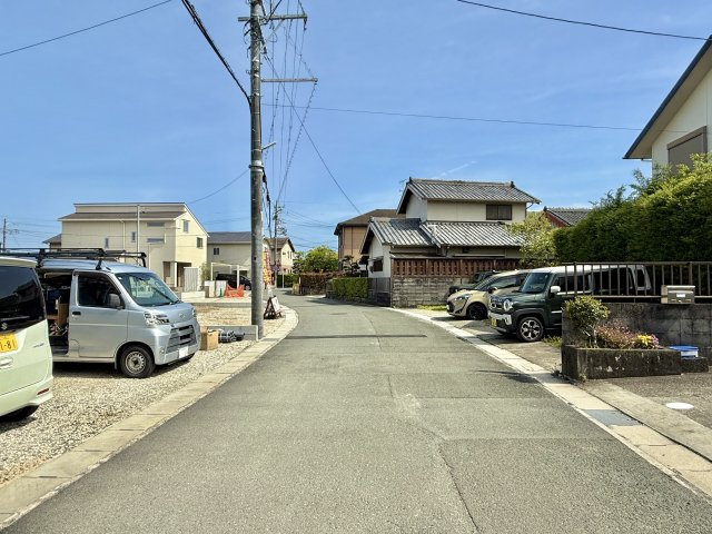 寺脇町 5期 2号棟の前面道路含む現地写真|前面道路は車通りが少なく安心して駐車いただけます。