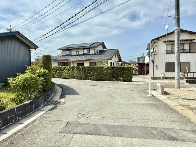 寺脇町 5期 2号棟の前面道路含む現地写真|メインの通りから中に入った場所になるのでほとんど車通りが無く、小さなお子様がいても安心です。
