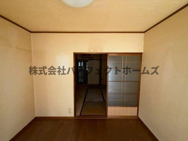 黒原城内町テラスハウス　賃貸の居間・リビング|こちらのリビングで趣味の時間をお楽しみください