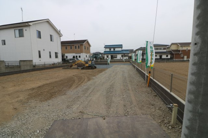 【前面道路含む現地写真】 | 【上里町第62期　現地外観】
※令和8年３月時点