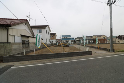 【前面道路含む現地写真】 | 【上里町第62期　現地外観】
※令和8年３月時点
