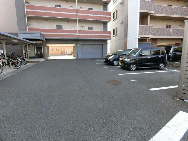 熊本市中央区琴平２丁目の賃貸マンションの駐車場