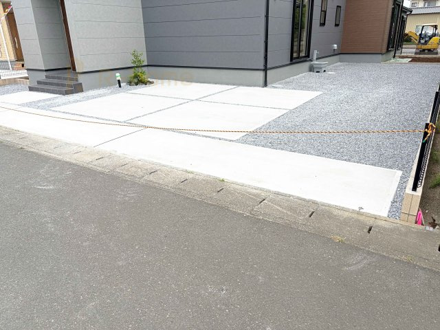 第2八千代町菅谷　新築戸建て　1号棟の駐車場|カースペースは4台完備。ゲスト用のスペースも確保できますね♪