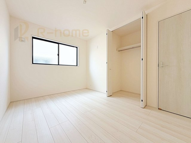 第2八千代町菅谷　新築戸建て　1号棟の洋室|どんな部屋家具も合わせやすいシンプルな洋室！
たっぷりの日差しと心地よい風が舞い込む住まい♪