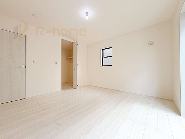 第2八千代町菅谷　新築戸建て　1号棟の洋室|収納便利なウォークインクローゼット付きの洋室♪
明るく風通しの良いお部屋です♪