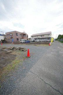 【前面道路含む現地写真】 | 【仲介手数料無料！！】日野市日野台2丁目　新築戸建て（全3棟）3号棟　5099万円 | 令和８年５月３日撮影　建築中