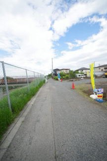 【前面道路含む現地写真】 | 【仲介手数料無料！！】日野市日野台2丁目　新築戸建て（全3棟）3号棟　5099万円 | 令和８年５月３日撮影　建築中
