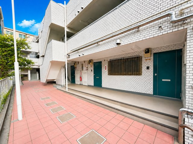 【外観】 | 日榮ハイム諏訪坂 | ◆周辺環境にも馴染むスタイリッシュな外観デザイン。長く住み続けたくなる住まいです。
