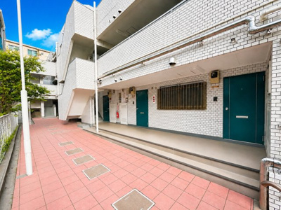 【外観】 | 日榮ハイム諏訪坂 | ◆周辺環境にも馴染むスタイリッシュな外観デザイン。長く住み続けたくなる住まいです。
