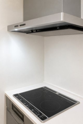 【キッチン】 | 日榮ハイム諏訪坂 | ◆デザイン性と機能性を兼ね備えたキッチンです。リビングスペースとの一体感が生まれ、広々空間を演出してくれます。　※画像は加工しております。