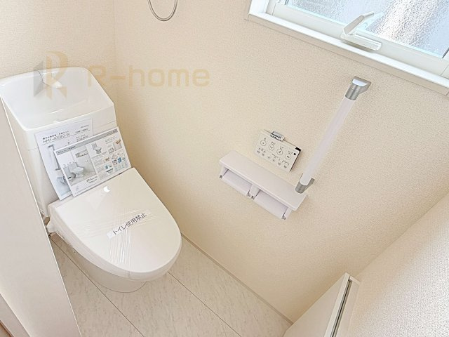 第2八千代町菅谷　新築戸建て　2号棟のトイレ|温水洗浄便座付きのトイレ。
トイレが２ヵ所設置で朝の忙しい時間でも安心です。