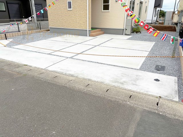 第2八千代町菅谷　新築戸建て　2号棟の駐車場|カースペースは3台完備。ゲスト用のスペースも確保できますね♪