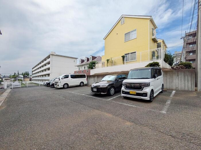 ピュアコート参番館の駐車場