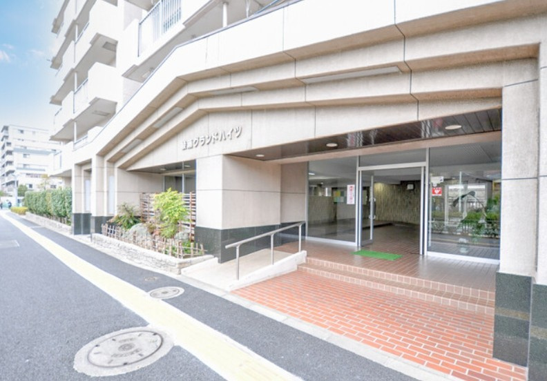 綾瀬グランドハイツのエントランス|きちんと整えられたエントランス。毎日を気持ちよく迎えてくれます。