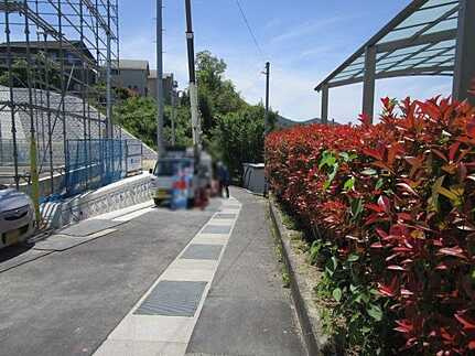 安佐南区伴東２丁目の前面道路含む現地写真