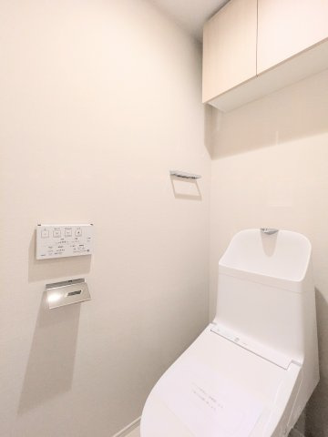 デュオシティ木場公園のトイレ|～吊戸棚付きのトイレ写真～ 消耗品等の収納が可能で便利です！
