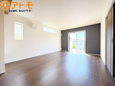 【居間・リビング】 | 沼津市豊町01期　新築一戸建て　全1棟 | 広々と開放的なLDKは、家族が自然と集まる広さ♪お子様のリビング学習にもピッタリ♪