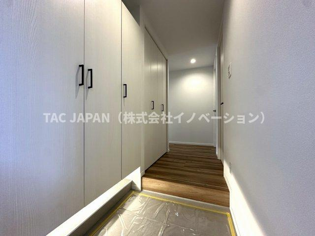 ディアハイム浅草の玄関|日頃からスッキリ使いたい玄関スペースには天井まで届く大型シューズボックスと廊下にクローゼットを完備。間接照明で明るく清潔感ある印象の素敵なお部屋に生まれ変わりました。