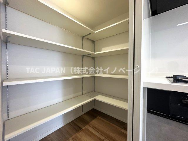 ディアハイム浅草の収納|キッチン奥には大型パントリーを設置。可動棚付きで食品や日用品をたっぷり収納でき、まとめ買いや備蓄にも便利な使い勝手の良い空間です。生活感を抑えてすっきり片付き、家事動線に配慮された便利な収納空間です。